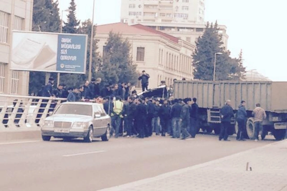 В Баку «Камаз», протаранив «Ford», перекрыл дорогу