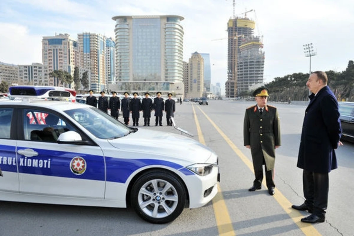 Ильхам Алиев осмотрел новые полицейские автомобили