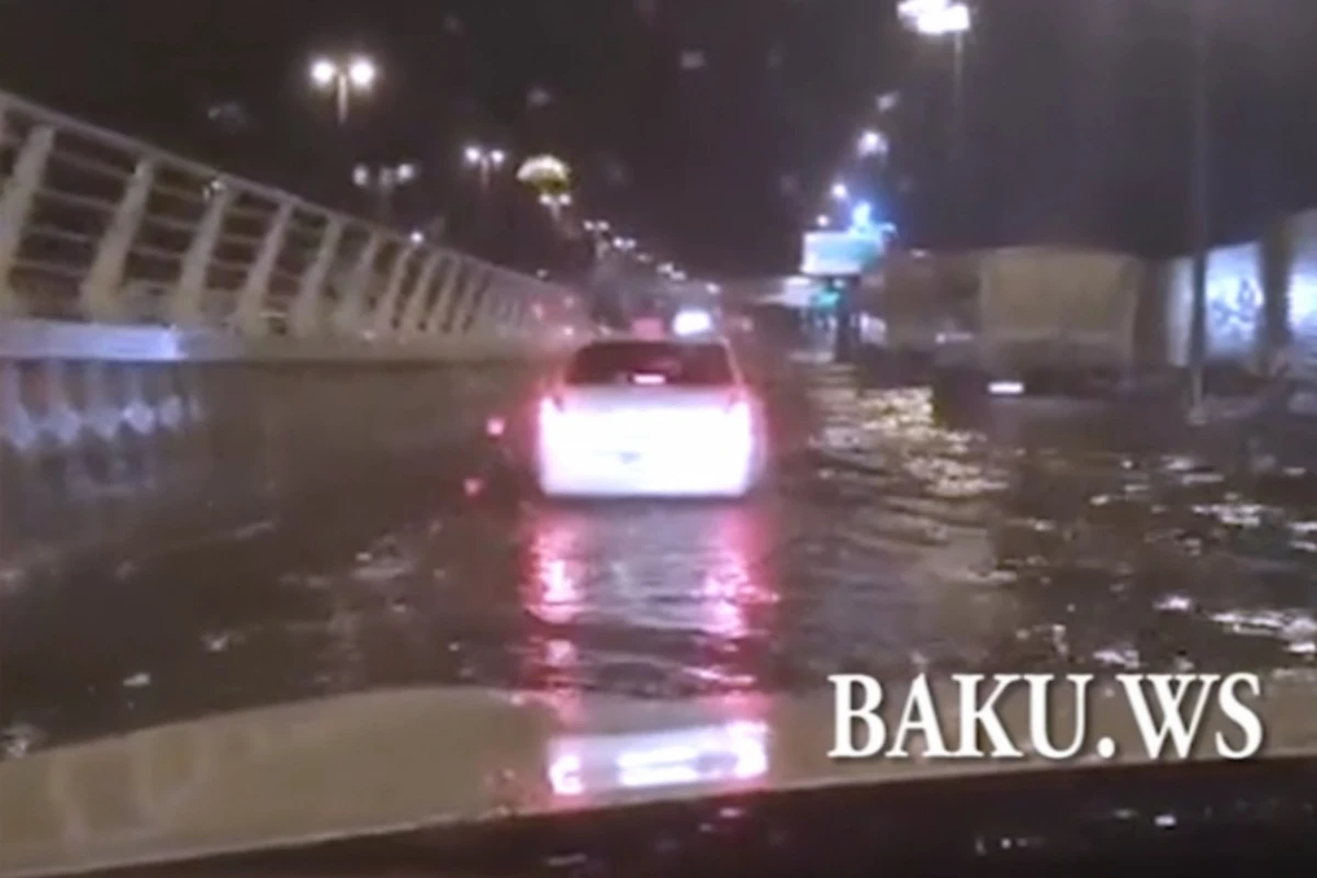 Баку вновь оказался в воде (видео)