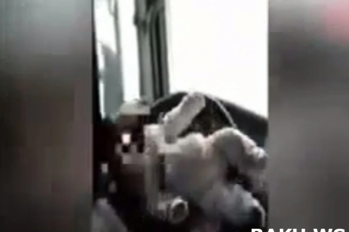 Отец привязал годовалого ребенка к рулю (видео)