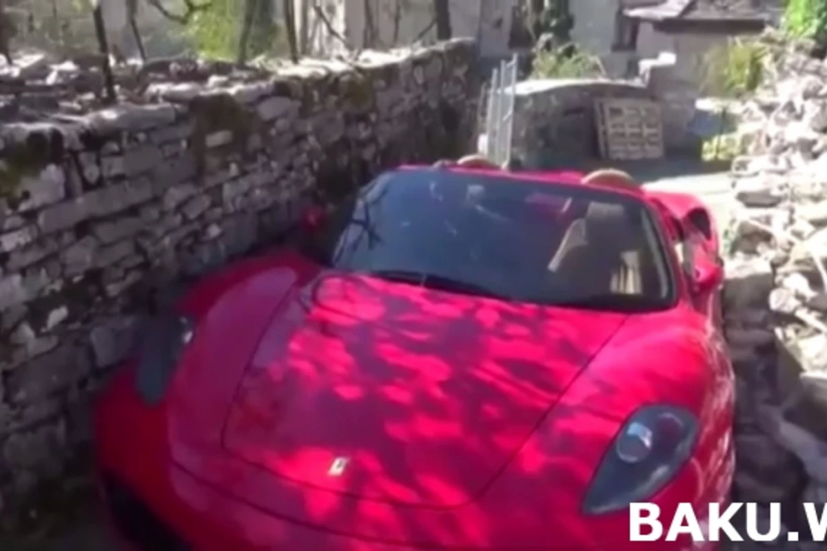 Ferrari F430 застрял на узкой улице (видео)