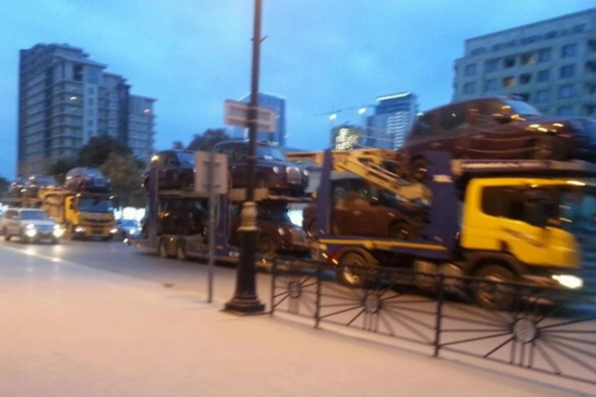 В Баку завезли новые лондонские такси В Баку завезли новые лондонские такси