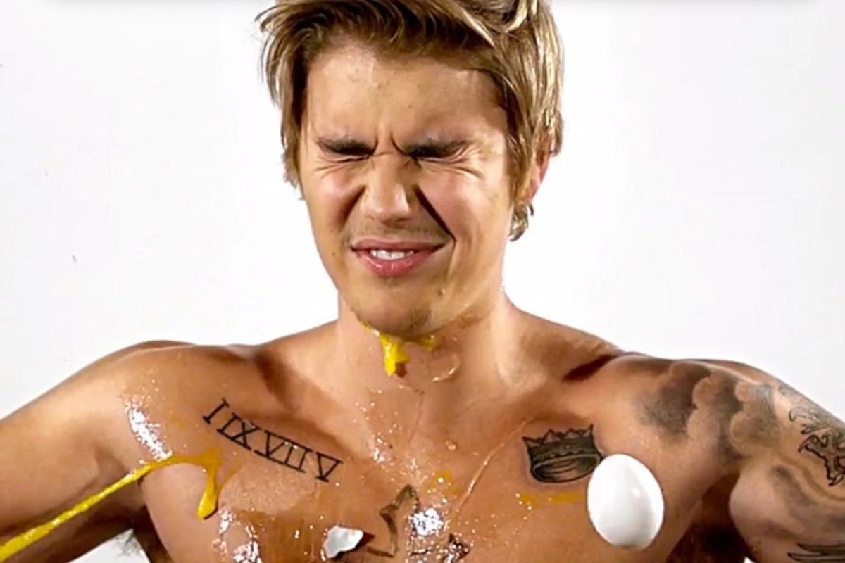 Голого Джастина Бибера закидали яйцами (видео)