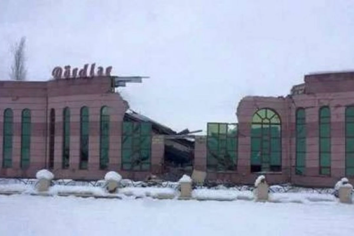 В Азербайджане из-за снегопада обрушился дом торжеств
