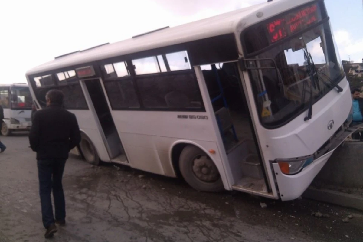 В Баку пассажирский автобус совершил тяжелое ДТП, есть раненые
