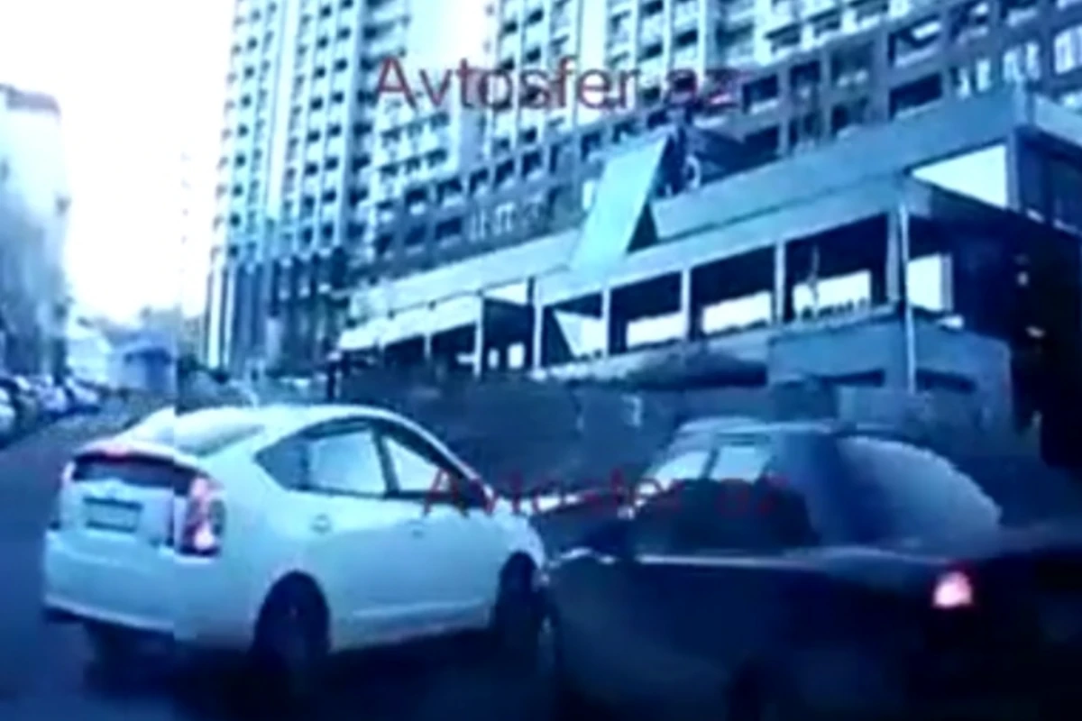 В Баку виновницей ДТП вновь стала женщина (видео)