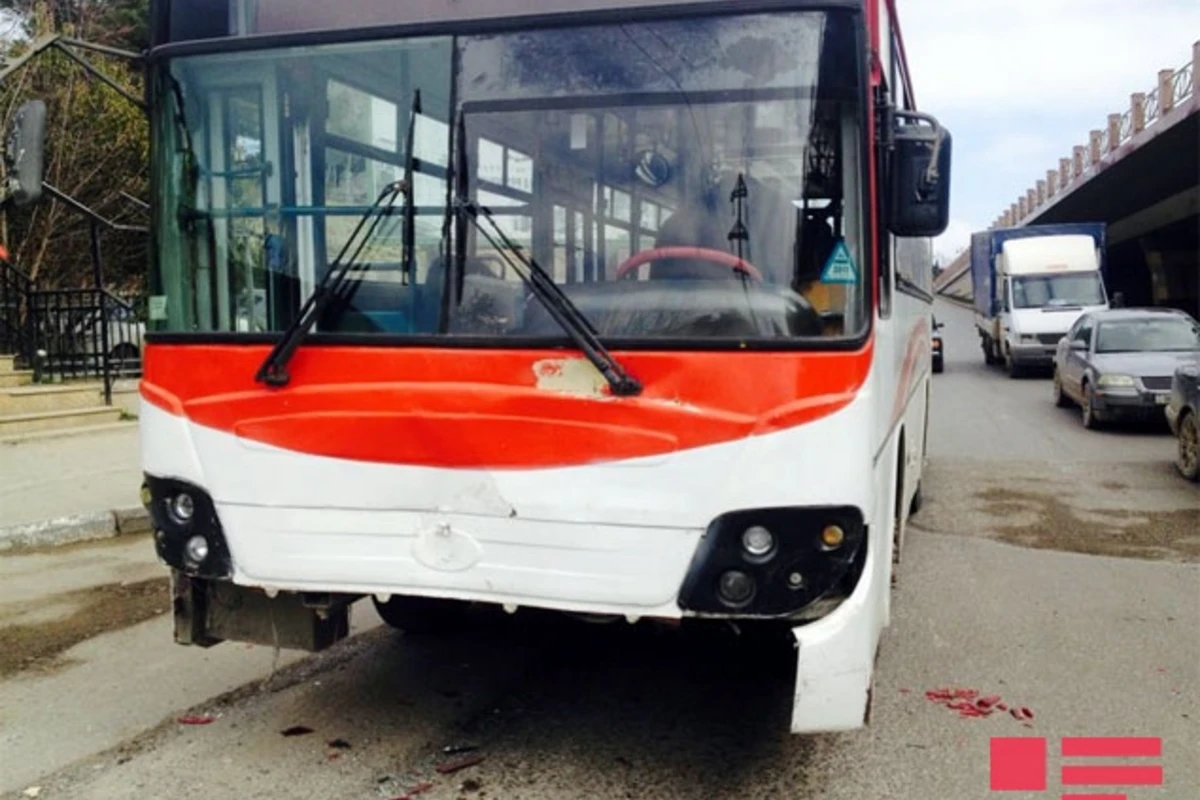 В Баку вновь произошло ДТП с участием автобуса