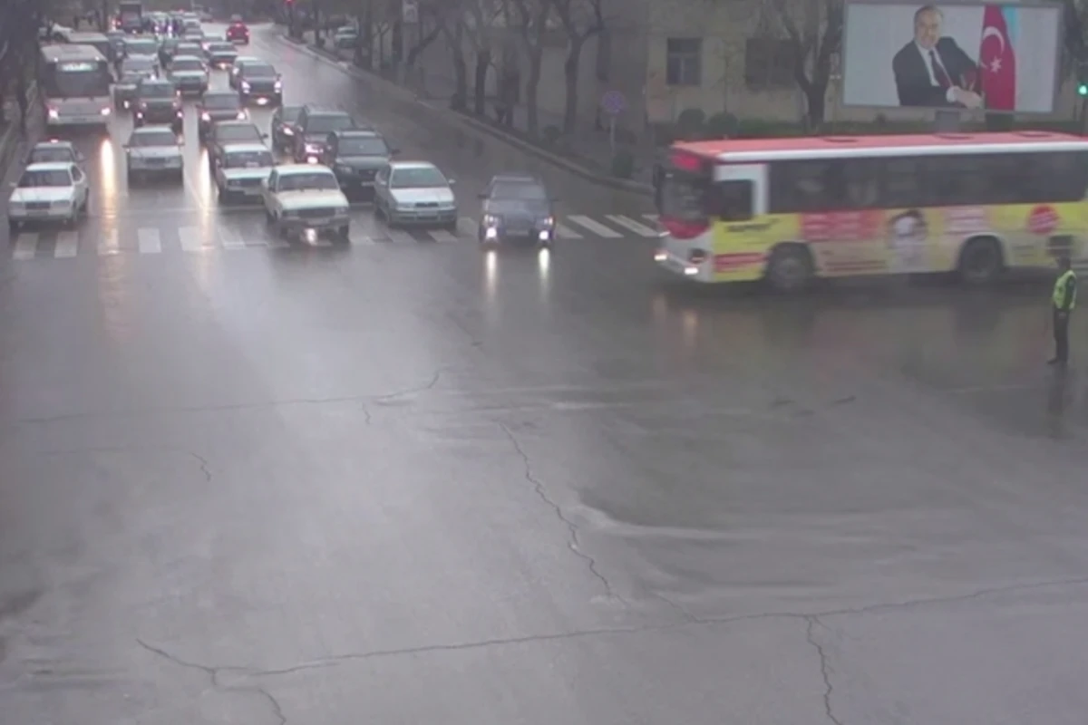 Авария в Баку на глазах у полиции (видео)