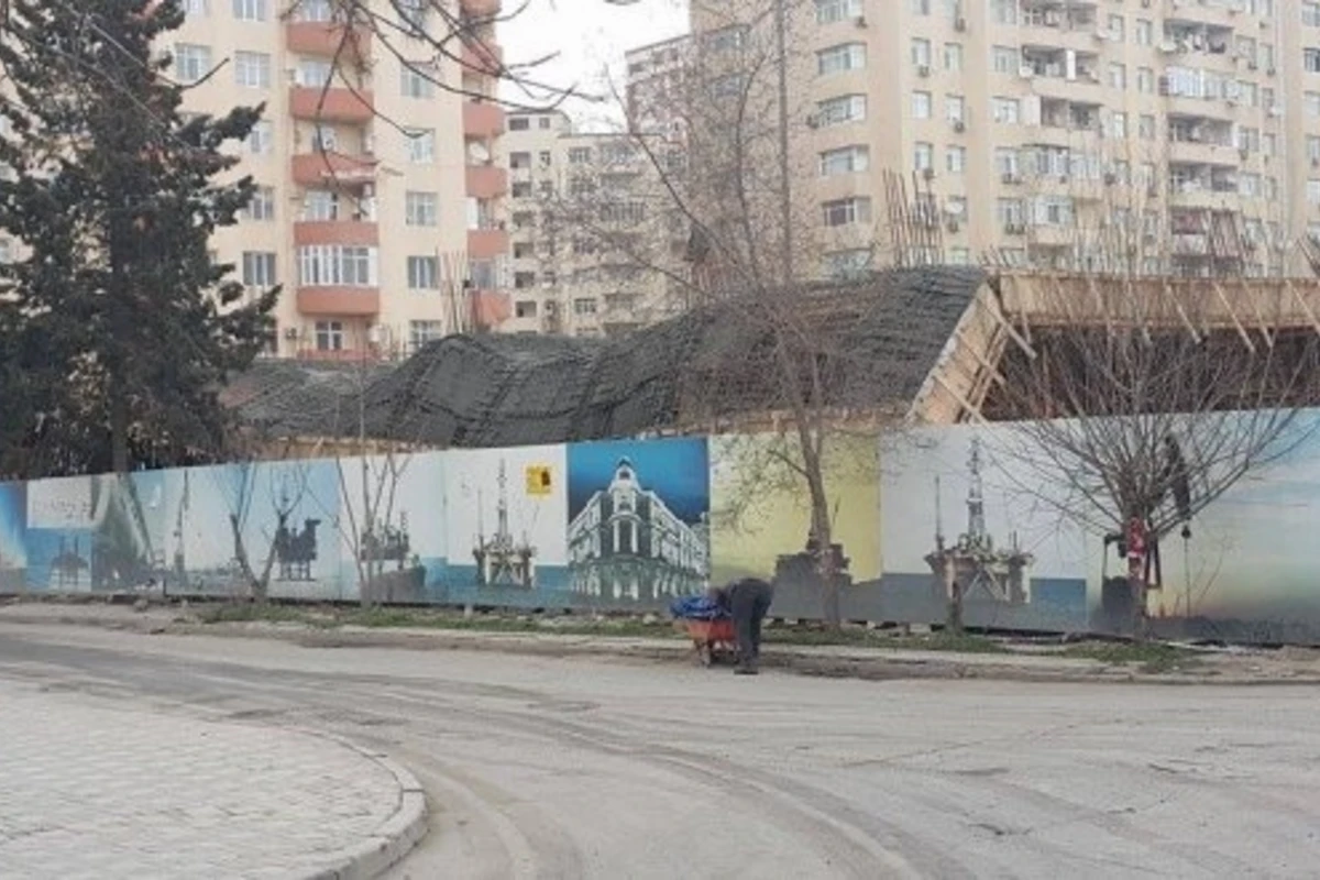 В Баку обрушились бетонные конструкции строящегося торгового центра