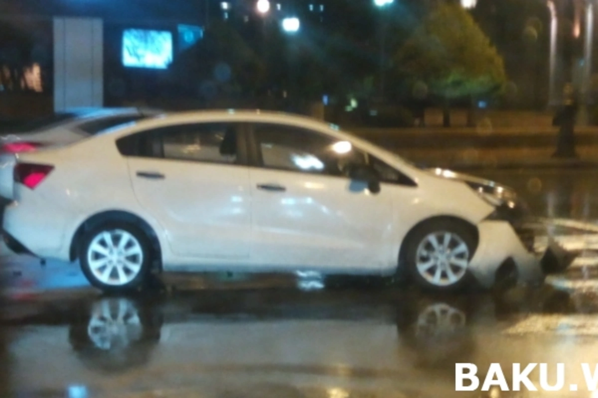 В Баку на оживленном проспекте Kia врезался в Audi (видео)