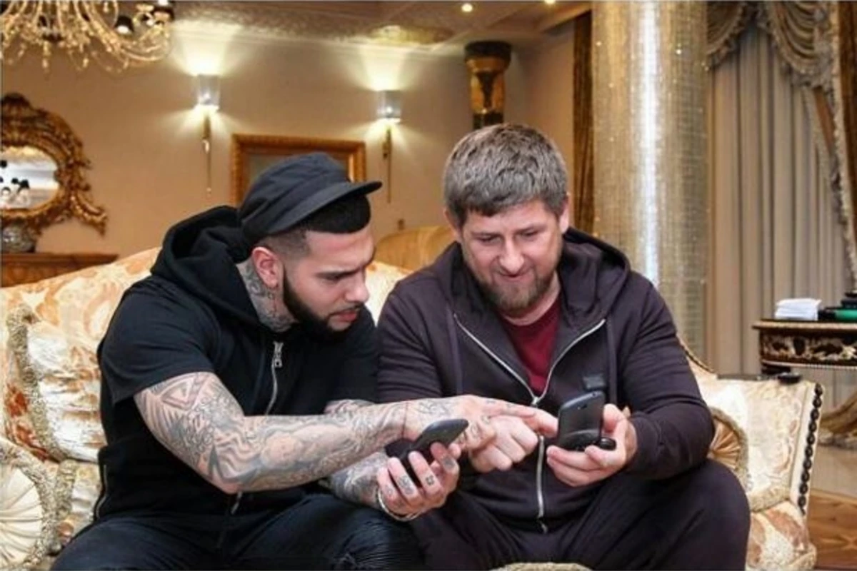 Рамзан Кадыров подарил Тимати российский аналог Iphone