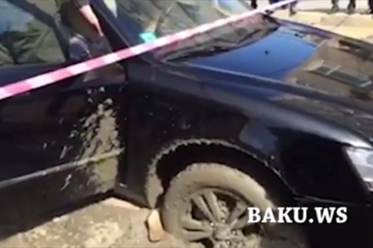 В Баку Hyundai Sonata влетела в вырытую яму (видео)