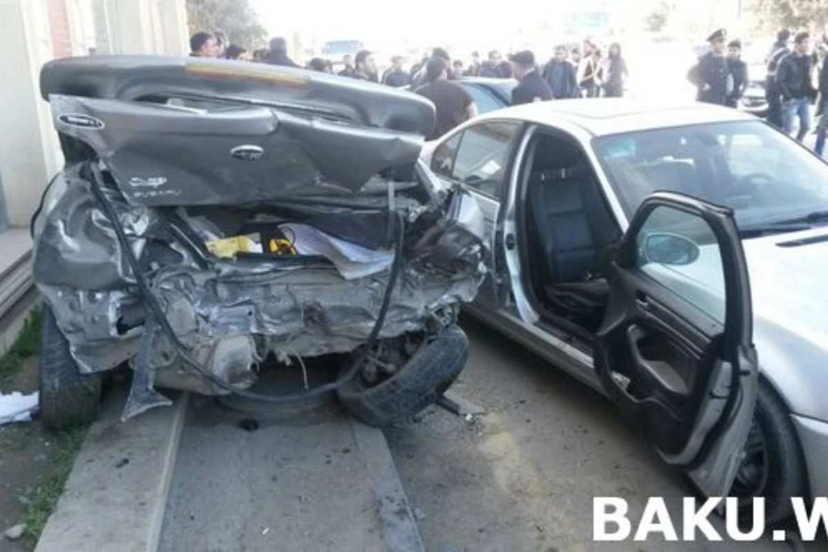 3 пешехода пострадали в результате столкновения Subaru и Mercedes в Баку