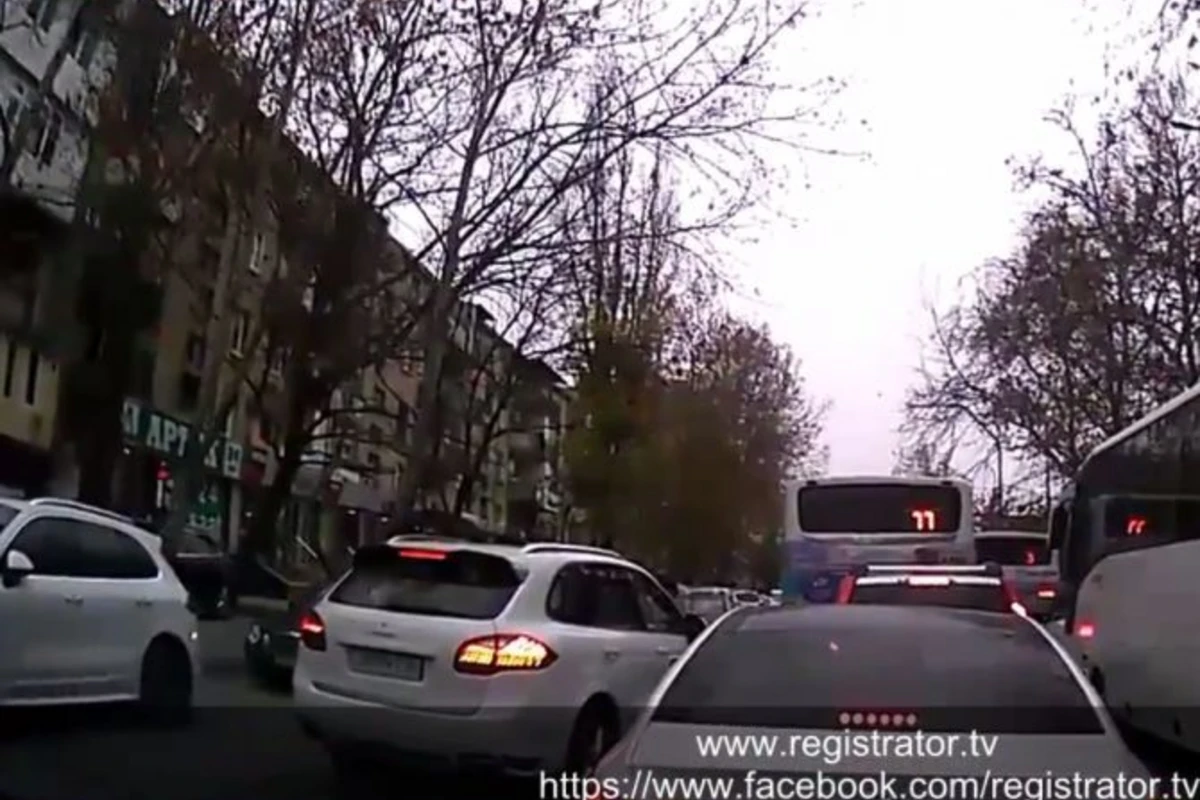 В Баку водителя дорогого автомобиля проучили за наглость (видео)