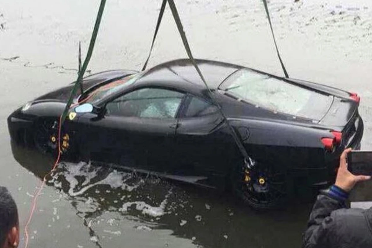 Мощный Ferrari F430 окончил свой пробег на дне реки