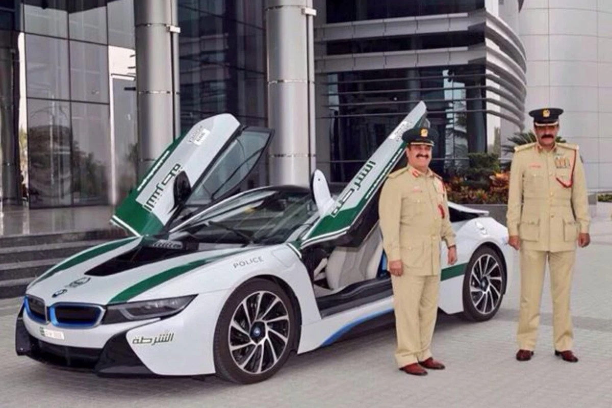 BMW i8 пополнил гарнизон автомобилей полиции Дубая (видео)