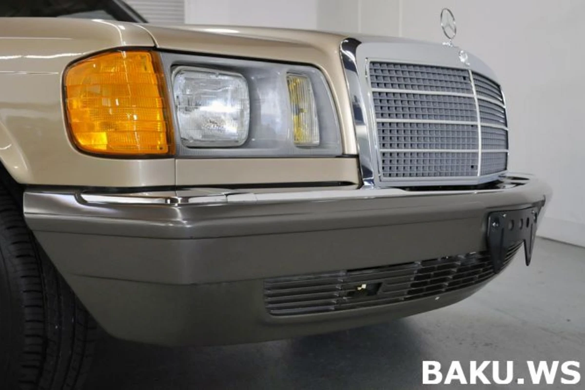 30 лет стоявший в гараже Mercedes-Benz S-class продан за невероятную сумму (видео)