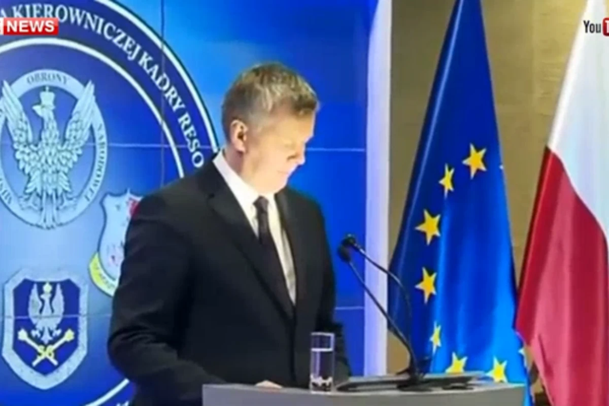 Министр обороны Польши стал звездой Сети, приняв лампу за микрофон (видео) Министр обороны Польши стал звездой Сети, приняв лампу за микрофон (видео)