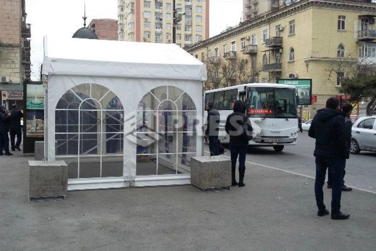 В Баку появились неизвестные шатры