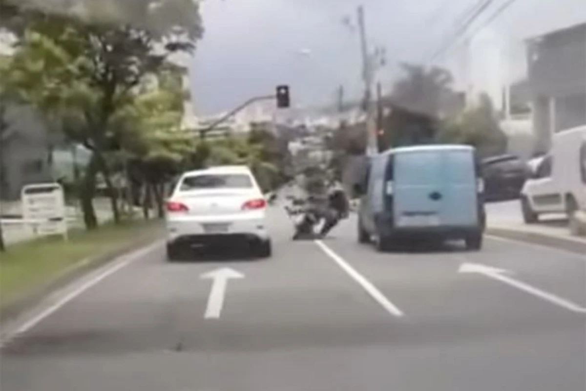 Безбашенный мотоциклист оказался лицом к лицу со смертью (видео)
