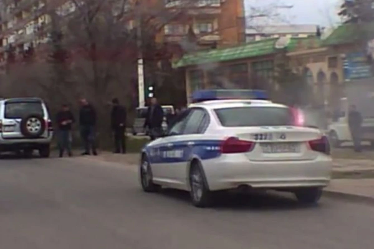 В Сумгайыте горит автомобиль дорожной полиции (видео)