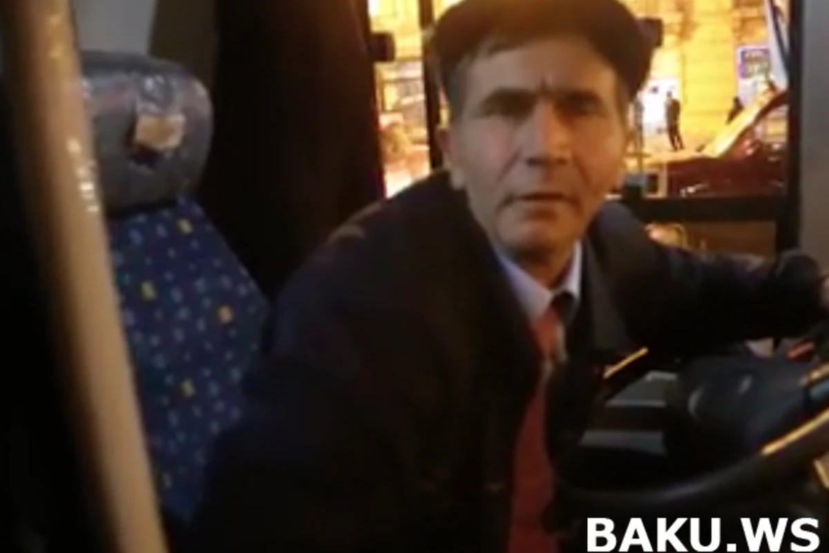 В Баку водители автобусов отказываются брать на борт инвалида-колясочника (видео)