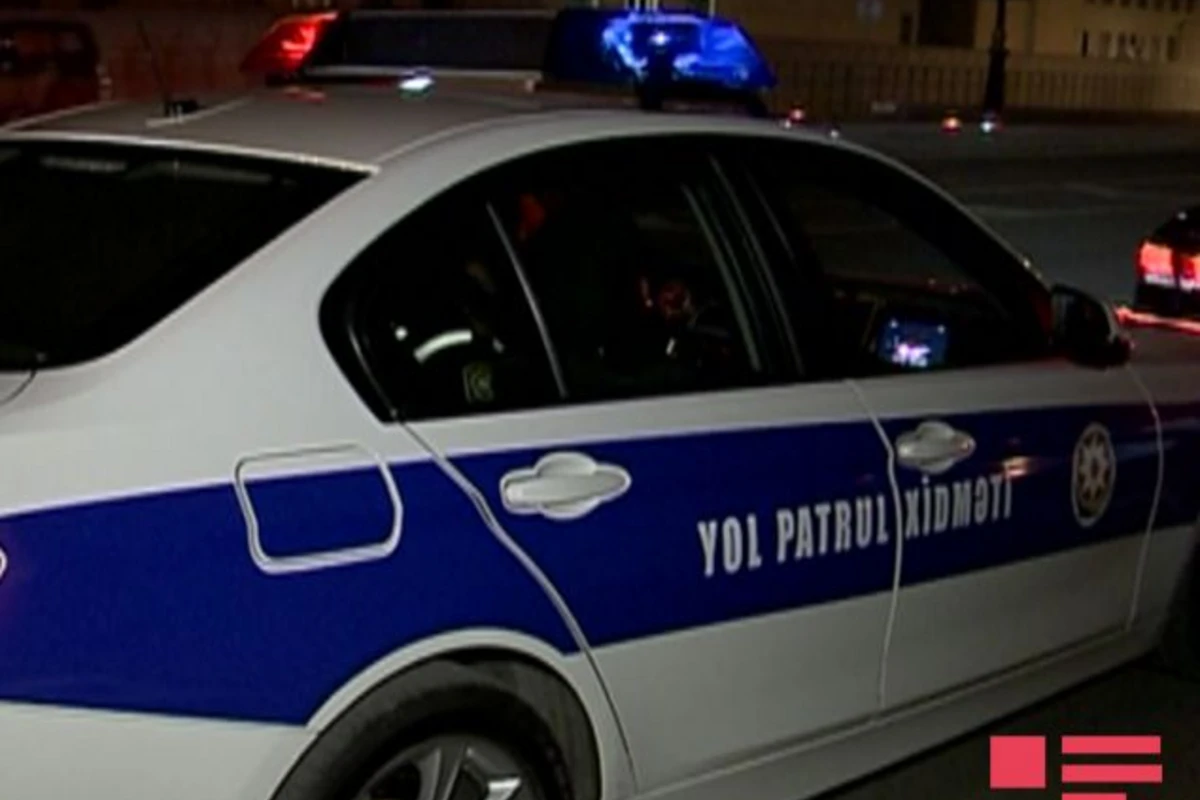 Ночью в Баку произошло ДТП с участием автомобиля дорожной полиции