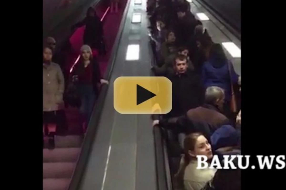 Поломка в бакинском метро спровоцировала давку у входа (видео)