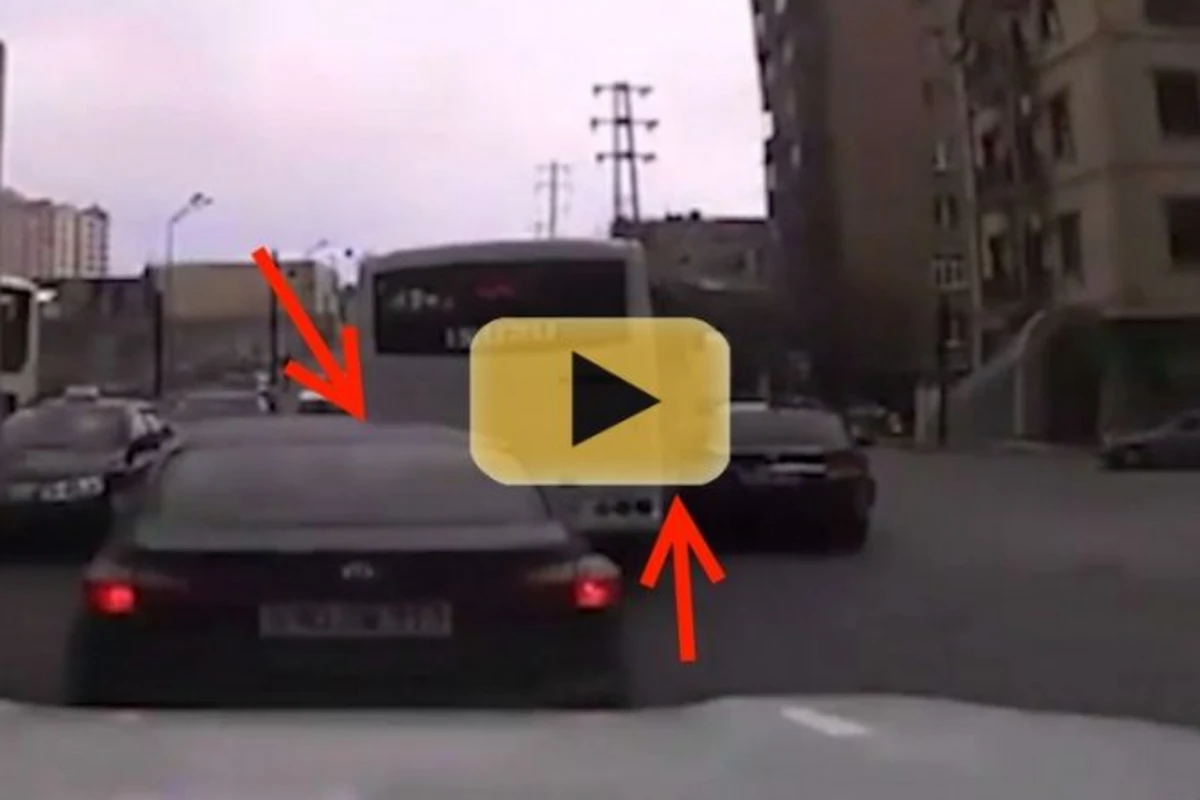 В Баку автобус наехал на две машины (видео)