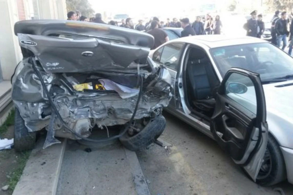 В Азербайджане машина майора полиции столкнулась с автомобилем Opel В Азербайджане машина майора полиции столкнулась с автомобилем Opel