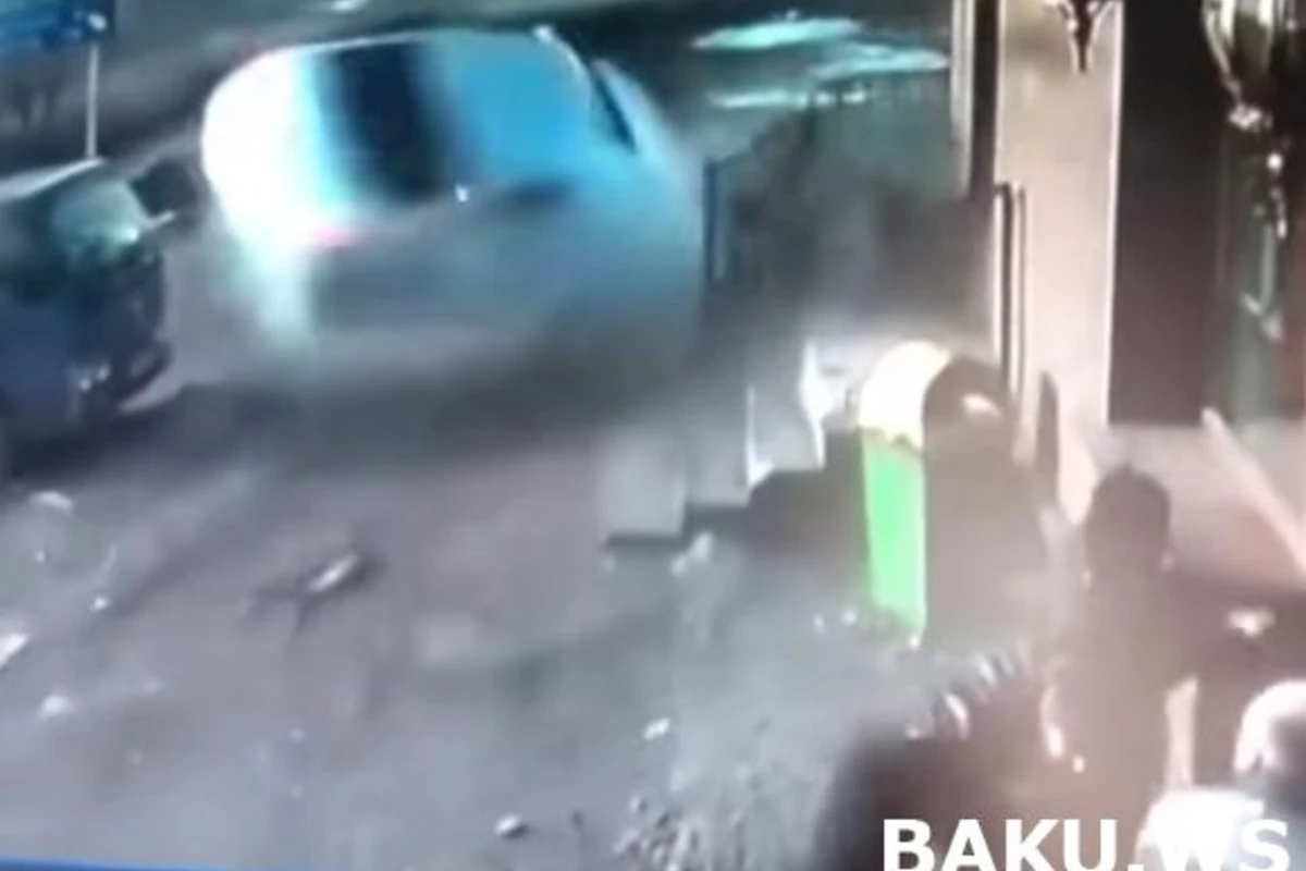 Четверо едва не погибли от летящего автомобиля (видео) Четверо едва не погибли от летящего автомобиля (видео)