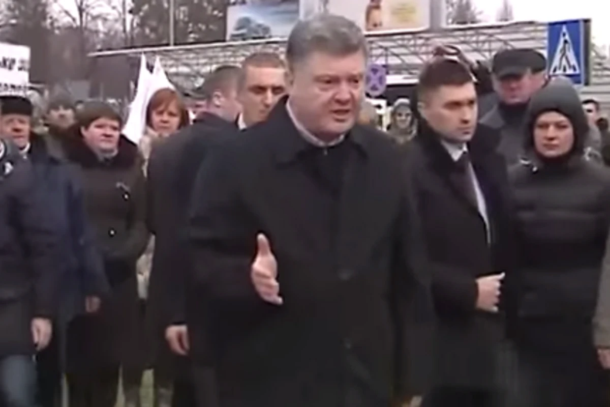 Петр Порошенко накричал на уволенных работников Борисполя (видео)