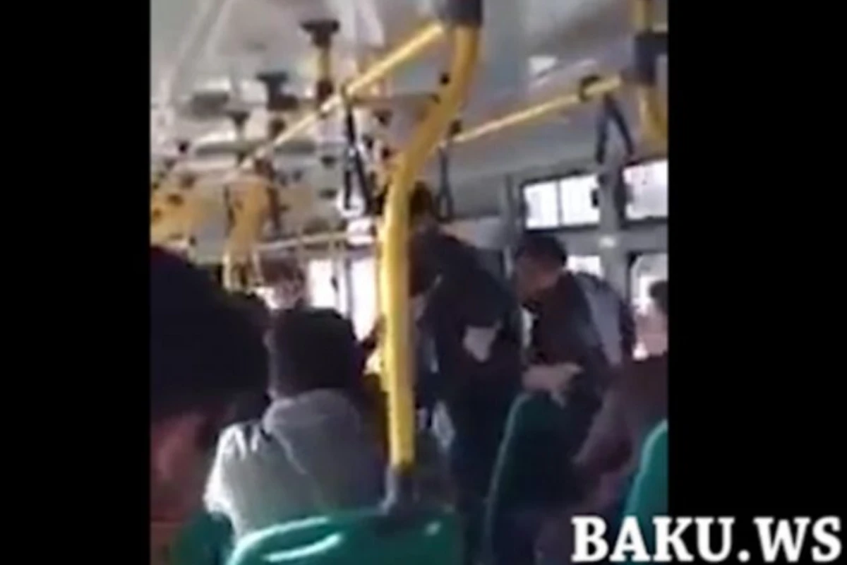 В Бакинском автобусе произошла очередная стычка между пассажирами (16+, видео)