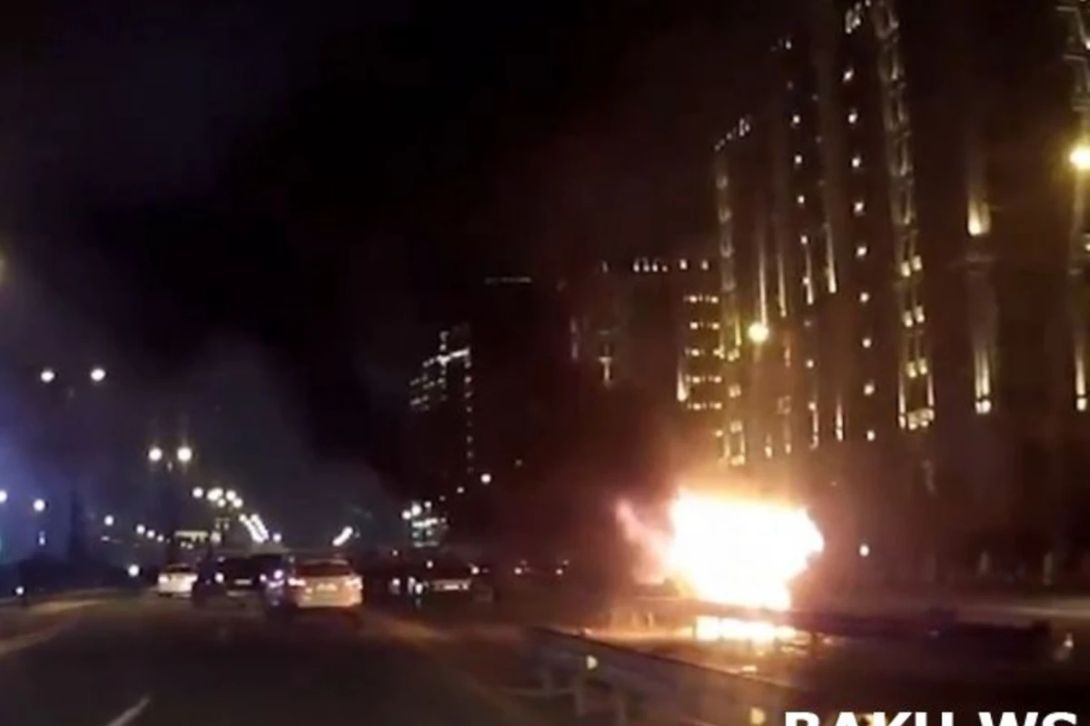 В Баку возле станции метро сгорел автомобиль (видео)