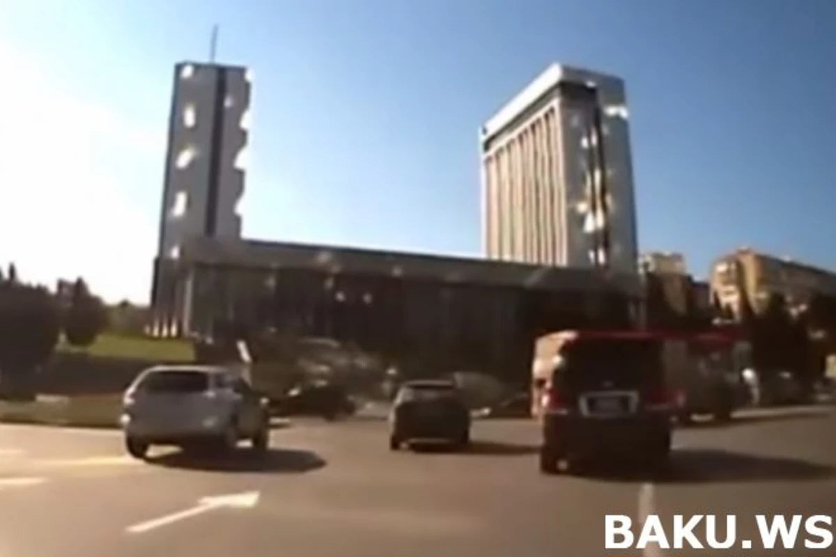 В Баку Opel столкнулся с внедорожником (видео) В Баку Opel столкнулся с внедорожником (видео)