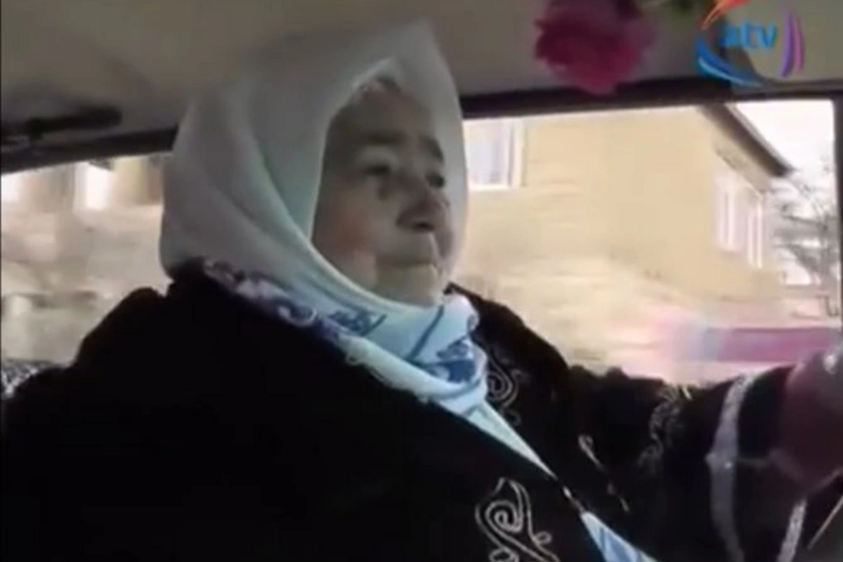 78-летняя азербайджанка за рулем своего Цветочка (видео)