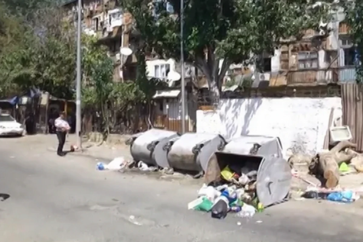 В Баку мать выбросила своего мертвого младенца в мусорный ящик (видео)