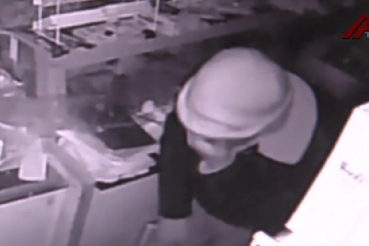 В Баку грабитель попал на камеру наблюдения (видео)
