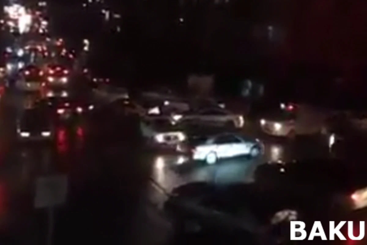 Bakıda yük maşını 22 minik maşınını əzdi (video)