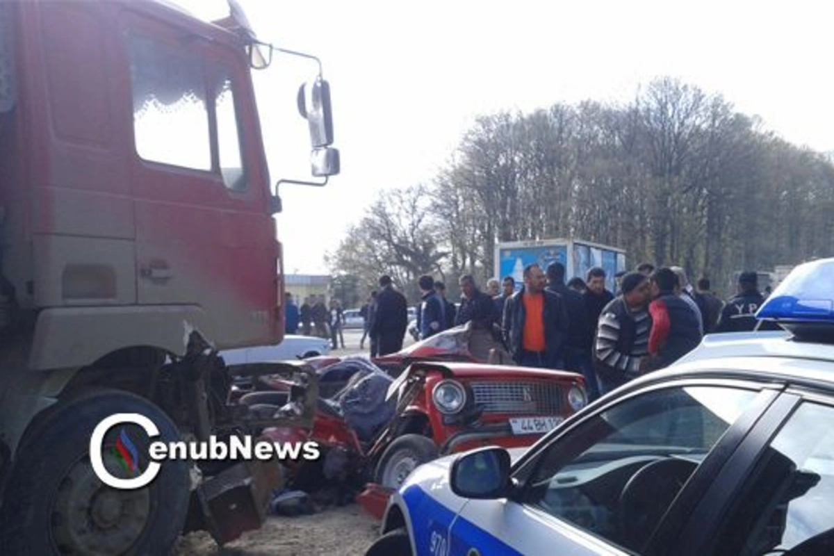 В Азербайджане столкновение грузовика с легковушкой закончилось смертью