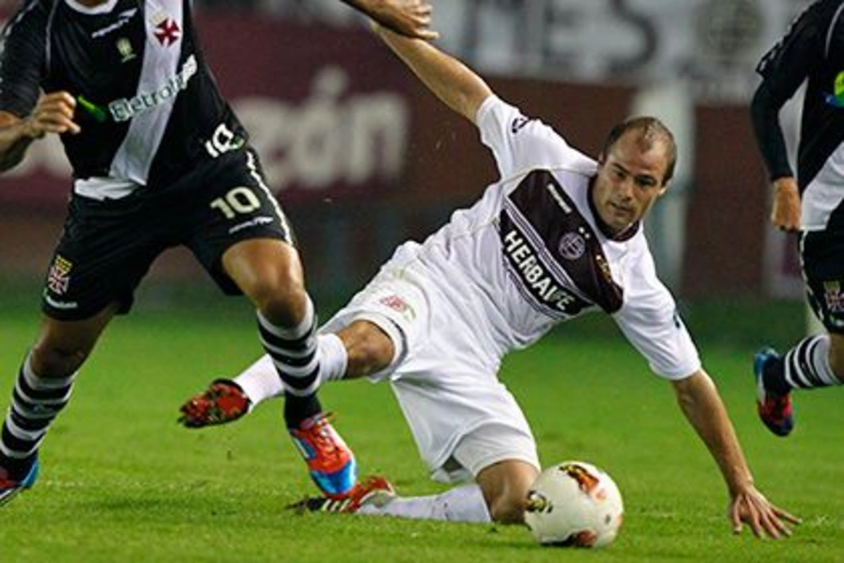 Аргентинский фанат ударил по лицу игрока своей команды