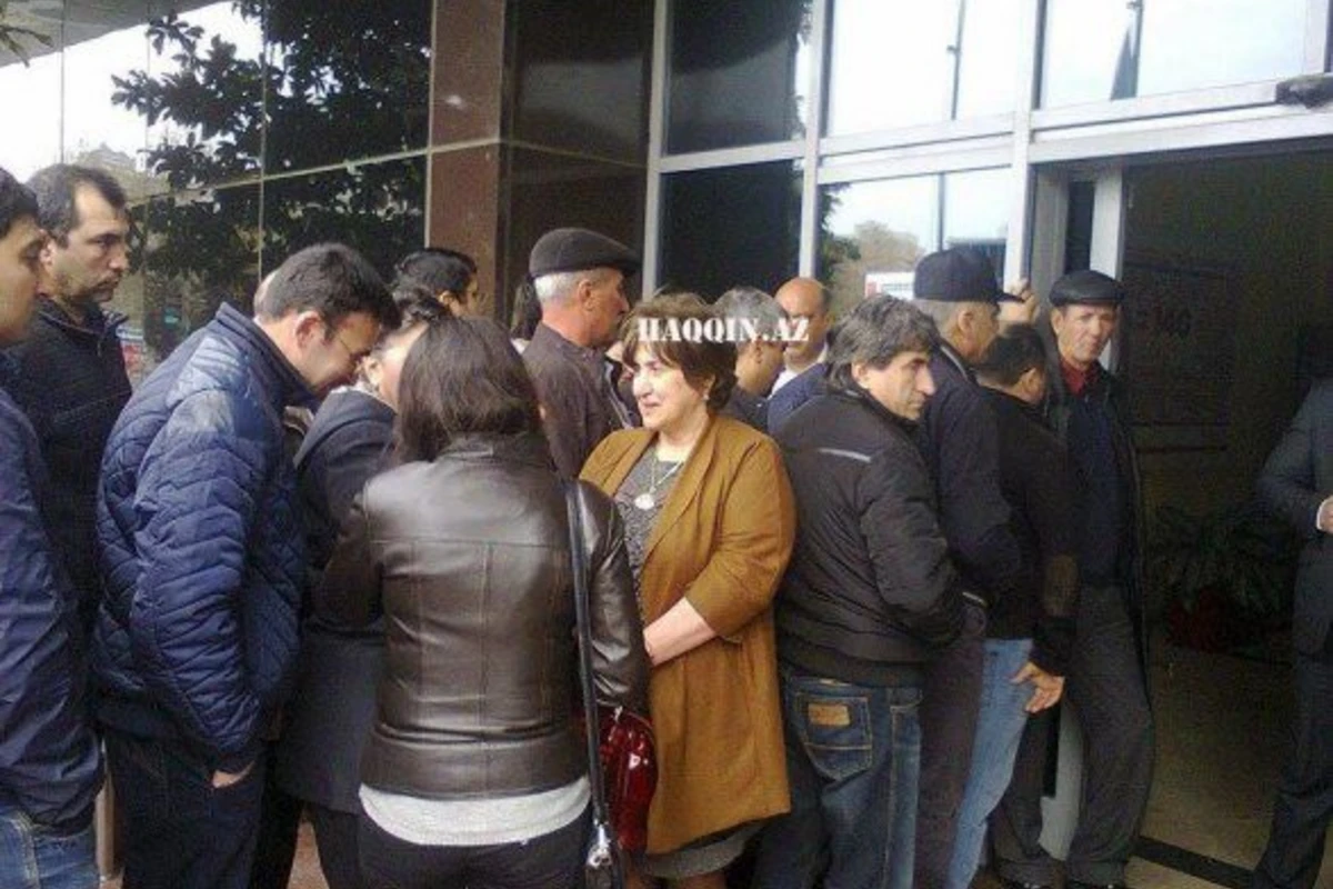 В Баку вновь собираются очереди у обменников