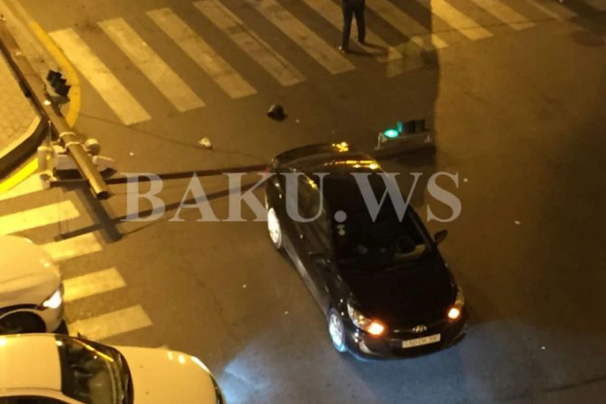 В Баку из-за ветра светофор упал на автомобиль (видео)