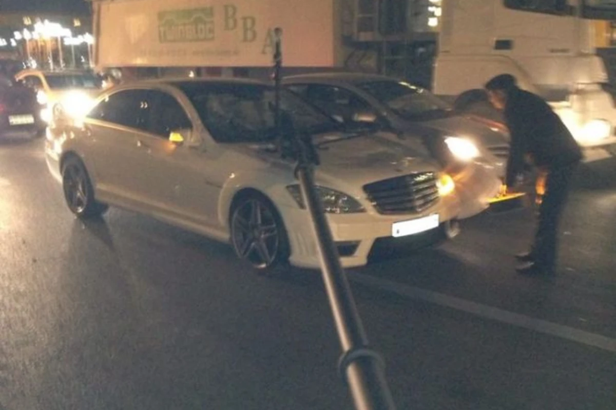 В Баку на Mercedes S-class обрушился фонарный столб (видео) В Баку на Mercedes S-class обрушился фонарный столб (видео)