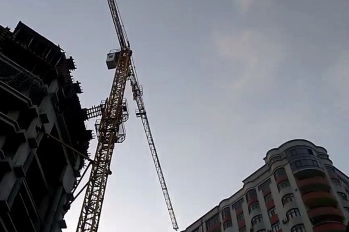 В Баку из-за ветра сошел с ума строительный кран (видео)
