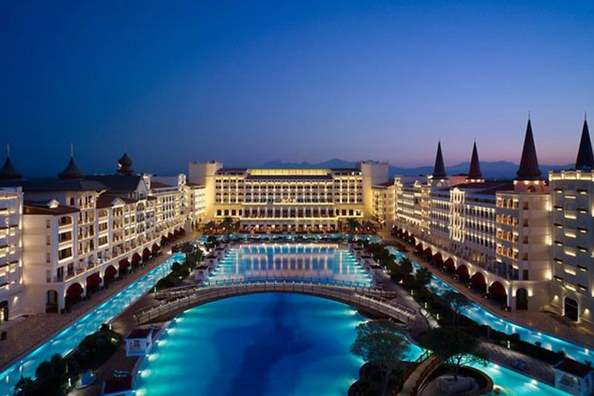 Тельман Исмайлов продает отель Mardan Palace в Турции