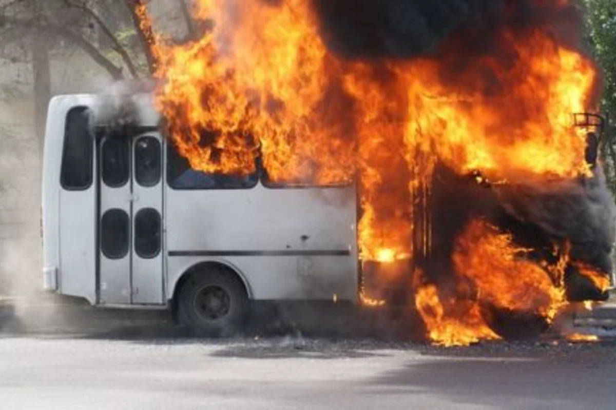 В Баку сгорело 6 автобусов