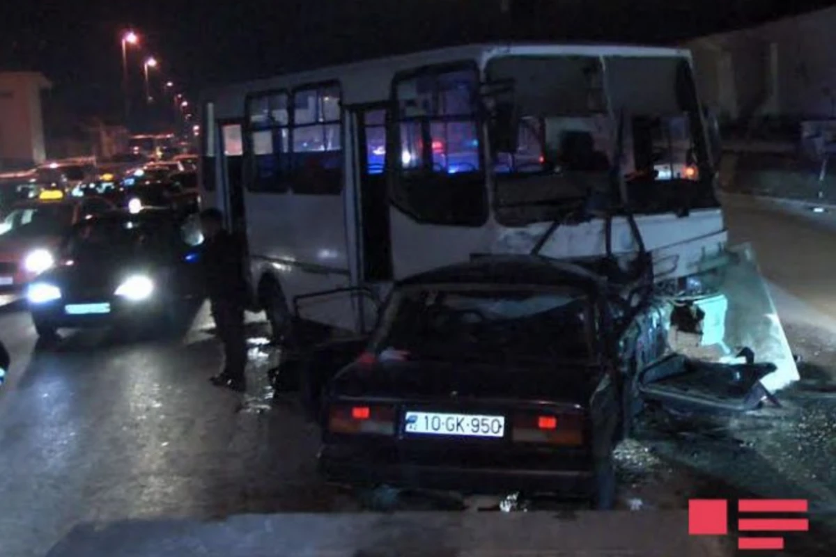 В Баку автобус попал в ДТП, есть погибшие