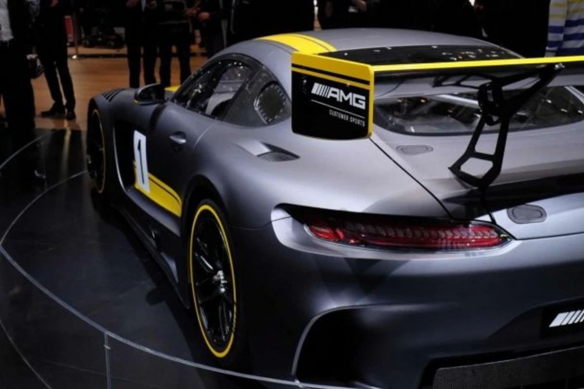 Шикарный гоночный Mercedes-AMG GT3 (видео)