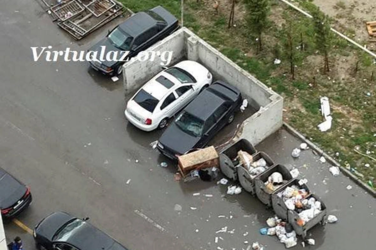 В Баку выбросили две машины на помойку